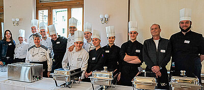 Können zu recht stolz sein: die Köche-Klasse und Lehrkräfte. Foto: GPD/Klaunzer