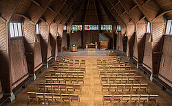 Ein zeltartiges Dach aus Holz und eine Ständerkonstruktion kennzeichnen die Melanchthonkirche. Foto: Prot. Dekanat LU/Yvette Wagner