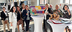 Das Kita-Team mit dem Preis und dem Scheck. Foto: Prot. Kita-Verbund LU