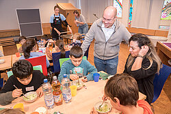 Dekan Paul Metzger wünscht den Grundschulkindern guten Appetit und viel Spaß. Dekan Paul Metzger wünscht den Grundschulkindern guten Appetit und viel Spaß.