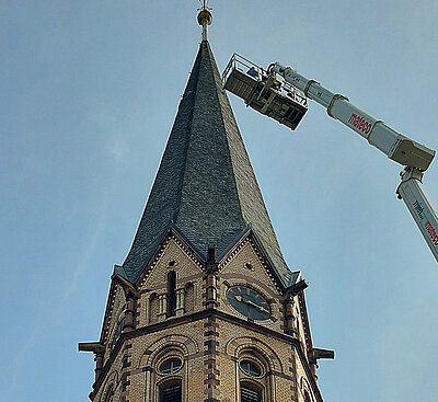 Der lange Arm des Hubsteigers bewegte sich bis zur Turmspitze. Fotos: Prot. Jona-Kirchengemeinde/Bartels