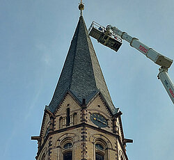 Der lange Arm des Hubsteigers bewegte sich bis zur Turmspitze. Fotos: Prot. Jona-Kirchengemeinde/Bartels