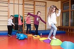 Die Idee der Bewegungsbaustellen: Kinder können die Elemente schnell und einfach selbst anordnen. Foto: Prot.Kita-Verbund LU/Wagner