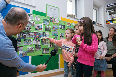 Das Kindergremium erklärt, wie es gearbeitet hat. Foto: Prot. Dekanat LU/Wagner