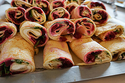 Nur eine Möglichkeit von neun: Crepes-Röllchen mit roter Bete und Käse. Foto: GPD/Klaunzer