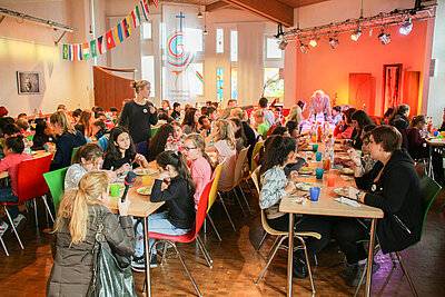 Bitte Platz nehmen: KinderVesperKirche heißt volles Haus in der Protestantischen Jugendkirche. Foto: Johannes Sinn/GPD