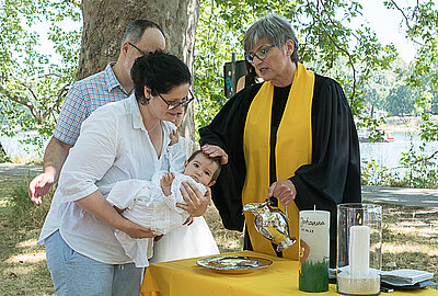 Familien folgten gerne der Einladung zum Tauffest. Hier tauft Pfarrerin Barbara Schipper die kleine Johanna. Foto: Prot. Kirchenbezirk LU/Wagner Familien folgten gerne der Einladung zum Tauffest. Hier tauft Pfarrerin Barbara Schipper die kleine Johanna. Foto: Prot. Kirchenbezirk LU/Wagner