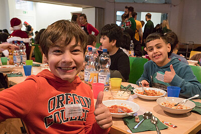 Den Kids gefällt’s: Daumen hoch für die KinderVesperKirche.