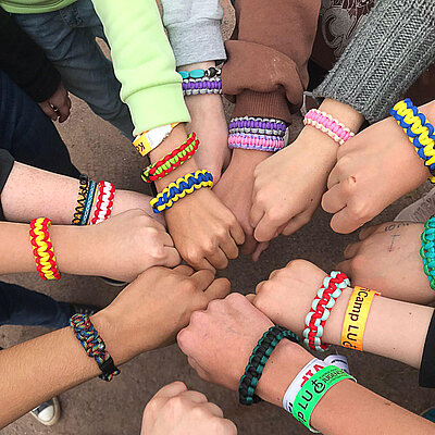 Ergebnis der kreativen Arbeit: Freundschaftsbänder. Foto: Konfi-Camp-Team
