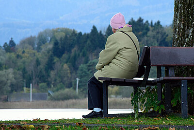 Für Trauernde bietet die Kirche ein neues Angebot, das sie in einer schweren Lebensphase begleitet.  Fotovermerk: Pixabay/Manfred Antranias Zimmer 