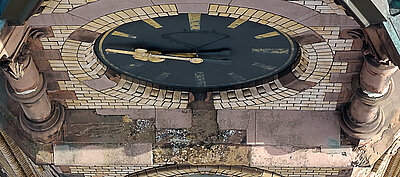 Viele Sandsteine sind beschädigt. 