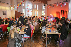 Volles Haus: In den beiden Wochen empfängt die KinderVesperKirche insgesamt knapp 600 Mädchen und Jungen. Foto: Johannes Sinn/GPD