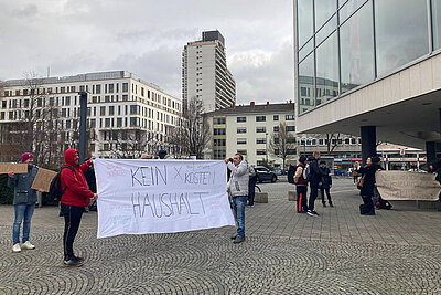 Beschäftigte des Kirchenbezirks sowie Gäste von Suppenküche und Rohrlachstube demonstrierten gegen Kürzungen im sozialen Bereich. Foto: GPD/Klaunzer