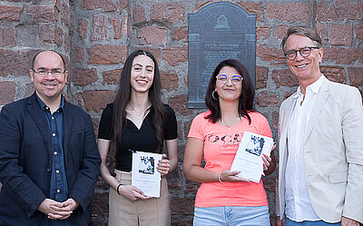 Strahlende Preisverleiher und Preisträgerinnen (von links): Dekan Paul Metzger, Omaima Saleh, Alisha Müller und Rainer Huy. Es fehlt Jonyou Hanna. Foto: Prot. Dekanat LU/Wagner 