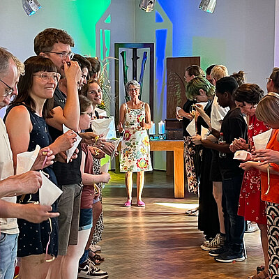 Mit einem Gottesdienst wurde die langjährige Jugendreferentin (Bildmitte) offiziell verabschiedet - natürlich in der Jugendkirche. Foto: Stadtjugendpfarramt