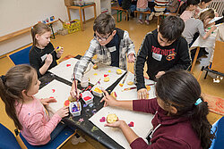 Jedes Kind darf nach dem Essen an zwei verschiedenen Workshops teilnehmen. Foto: Prot. Dekanat LU/Wagner