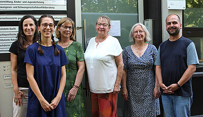 Ziehen im Projekt an einem Strang (von links nach rechts): Karin Heyl (Leiterin Gesellschaftliches Engagement, BASF), Projektleiterin Samira Fischer vom Diakonischen Werk Pfalz), Susann Schmidt (Jugendhilfeplanung und Familienbildung der Stadt Ludwigshafen), Hannele Jalonen (Integrationsbeauftragte der Stadt Ludwigshafen), Petra Michel (Regionale Leitung Ost im Diakonisches Werk Pfalz) Osman Gürsoy (Ortsvorsteher Nördliche Innenstadt). Foto: DW/Martin
